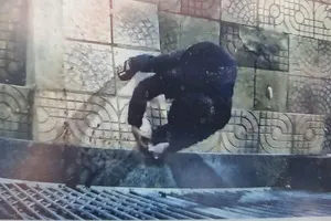 Xem vụ đánh ghen, admin trang tin tức tổng hợp bị người lạ tới nhà tạt mắm tôm