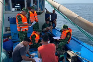 Cứu 5 ngư dân câu cá ngừ đại dương sau khi tàu va vào đá