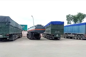 CSGT Đắk Lắk mật phục, bắt xe đầu kéo chở cát quá tải gần 300%