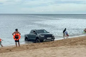 Người lái ô tô bóp còi inh ỏi trên bãi biển Tuy Hòa bị phạt 6 tháng tù