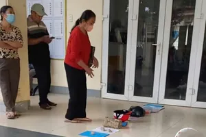 Chủ tịch xã ở Đắk Lắk nói về việc người dân xếp hàng bằng nón bảo hiểm để "xí chỗ" làm hồ sơ đất đai 