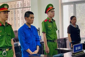 Thanh niên cúi đầu xin lỗi mẹ tại tòa vì giả bị bắt cóc để lấy 200 triệu