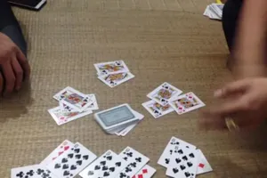 Bị cáo chi tiền cho thẩm phán để tòa hoãn xử, ở nhà ăn Tết