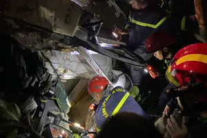 2 giờ nghẹt thở giải cứu tài xế kẹt trong cabin xe tải dưới hố sâu