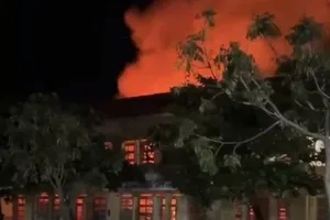 Cảnh sát dập kịp đám cháy trong trường học ở Đắk Lắk