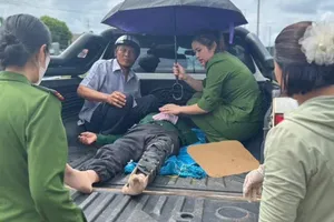 3 nữ công an cứu 1 phụ nữ bị tai nạn giao thông ở Đắk Lắk