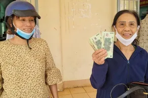 Người dân Đắk Lắk: ‘Tôi háo hức đến nhận vì đó là quà Tết Độc lập’