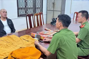 9 lần xoa tro lên tờ giấy trắng của sư thầy dỏm, 1 phụ nữ bị lừa tiền