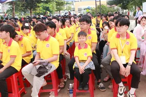 Chàng trai tí hon bị hiểu nhầm là học sinh tiểu học được trao học bổng toàn phần