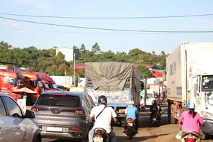 Vào vụ thu hoạch sầu riêng, quốc lộ 26 qua Đắk Lắk thường xuyên kẹt xe 