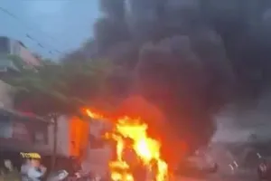 Cảnh sát kịp thời dập tắt đám cháy xe container bên quốc lộ 26