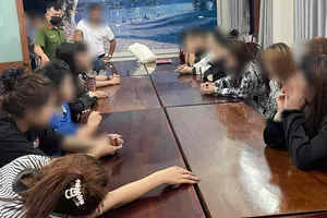 Người phụ nữ chứa chấp 14 cô gái để làm tiếp viên karaoke và 'chiều khách tới Z'