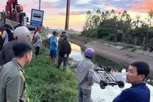 Ô tô lật xuống kênh ven quốc lộ 29, tài xế tử vong