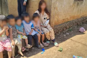 Lời ru buồn của gia đình có 4 phụ nữ đơn thân và 13 đứa trẻ nheo nhóc