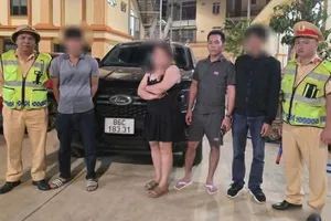 Tạm giữ hình sự người đập điện thoại, hành hung tài xế xe tải sau va chạm giao thông