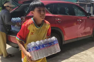 Hàng trăm người dân Đắk Lắk tranh thủ giờ nghỉ hỗ trợ đồng bào bị bão lũ 