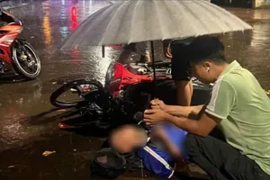 Truy tìm ô tô bán tải rời hiện trường sau khi gây tai nạn làm học sinh nguy kịch 