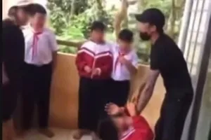 Công an xác minh vụ phụ huynh vào trường túm cổ áo đánh học sinh
