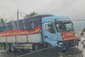 Xe chở hàng cứu trợ chở hàng từ Đồng Tháp đến Đắk Lắk thì bị tai nạn