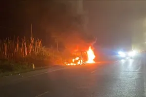 Video ô tô biển số Hải Phòng cháy rụi trên quốc lộ 14 ở Đắk Lắk