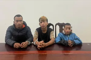 Sau tiệc nhậu, nhóm thanh thiếu niên kề dao cướp xe máy của chủ nhà