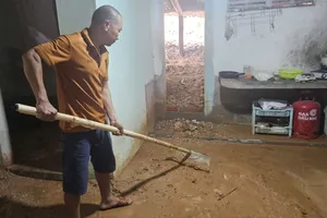 Mưa lớn, đất đá từ công trường cao tốc Bắc-Nam sạt trượt, tràn vào nhà dân