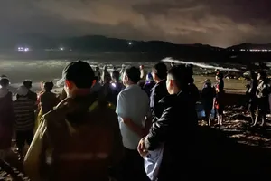 Hàng trăm người xuyên đêm tìm kiếm 2 thanh niên mất tích khi tắm biển