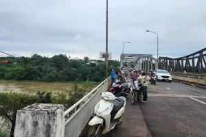 Tìm kiếm nữ sinh mất tích, nghi đã nhảy cầu tự tử