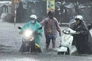 Video mưa lớn khiến phố biển Tuy Hòa ngập, dân bì bõm dắt xe lội nước