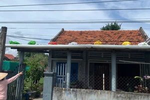 Đắk Lắk họp khẩn, người dân dùng cát chèn mái nhà ứng phó bão Kalmaegi 