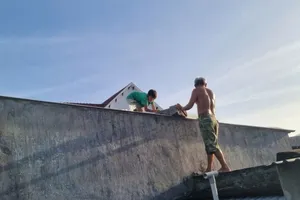 Video bộ đội, dân quân cùng người dân gia cố nhà cửa trước bão số 13 đổ bộ