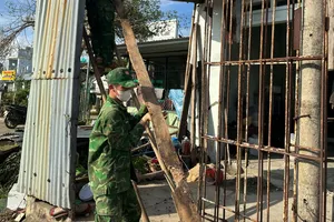 Công an, bộ đội sát cánh cùng nhân dân khắc phục hậu quả bão số 13