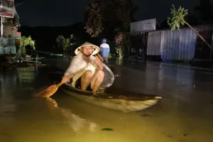 Lũ dâng nhanh, hơn 1.000 hộ dân Đắk Lắk sơ tán khẩn cấp trong đêm