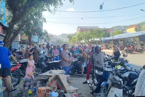 Sau bão số 13, người dân chen chúc mua nước đá để bảo quản thực phẩm