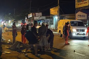 Xe máy va chạm xe khách, hai vợ chồng tử vong thương tâm