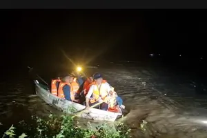 Thuyền máy bị hỏng giữa sông, chủ tịch xã tự chèo thuyền vào bờ