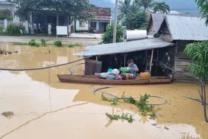 Hàng ngàn người bị cô lập do mưa lũ, chính quyền xuyên đêm hỗ trợ dân