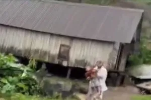Sạt lở đồi gây sập nhà, người đàn ông ôm cháu nhỏ kịp chạy thoát