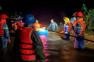 Người dân bám dây cáp vượt suối, sơ tán khỏi vùng lũ trong đêm