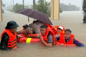 Video công an, bộ đội dầm mình dưới mưa đưa bà bầu và trẻ nhỏ vượt lũ