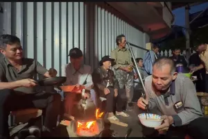 Ấm lòng cảnh người dân nhóm lửa, nấu mì mời tài xế lỡ đường do lũ