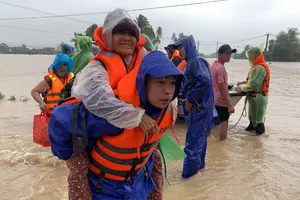 Dân bật khóc khi được cứu hộ đưa ra khỏi vùng cô lập