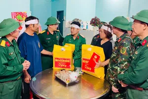 Quân khu 5 thăm hỏi gia đình chiến sĩ có 2 cháu nhỏ tử vong do sạt lở đất