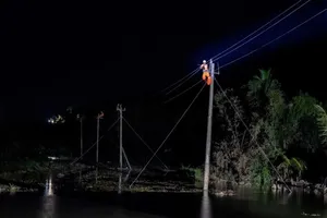 Nỗ lực khắc phục để sớm cấp điện, nước giúp dân tái thiết cuộc sống sau mưa lũ