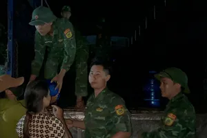 Đắk Lắk: Đồn Biên phòng Xuân Đài lập 'ATM nước sạch' giúp dân vùng lũ