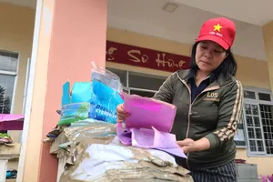 Hiệu trưởng, giáo viên xắn quần dọn bùn chờ đón học sinh trở lại trường