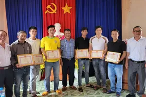 Khen thưởng 'biệt đội' thuyền thúng cứu gần 300 người dân trong mưa lũ