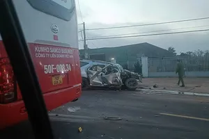 Xe khách và xe con đối đầu khiến 3 người thương vong tại Lâm Đồng