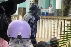 Làm rõ vụ mẹ và em bé mới sinh bị từ chối tránh lũ ở Đắk Lắk