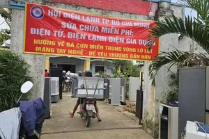 Những 'bác sĩ điện lạnh' tình nguyện và gian lều ấm tình đồng bào vùng lũ